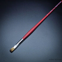 Picture of Da vinci set 5269, size 8 brush on black background.