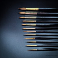 Close-up of da Vinci Harbin Kolinsky Series 1526Y round brush tips showing size comparison and fine points