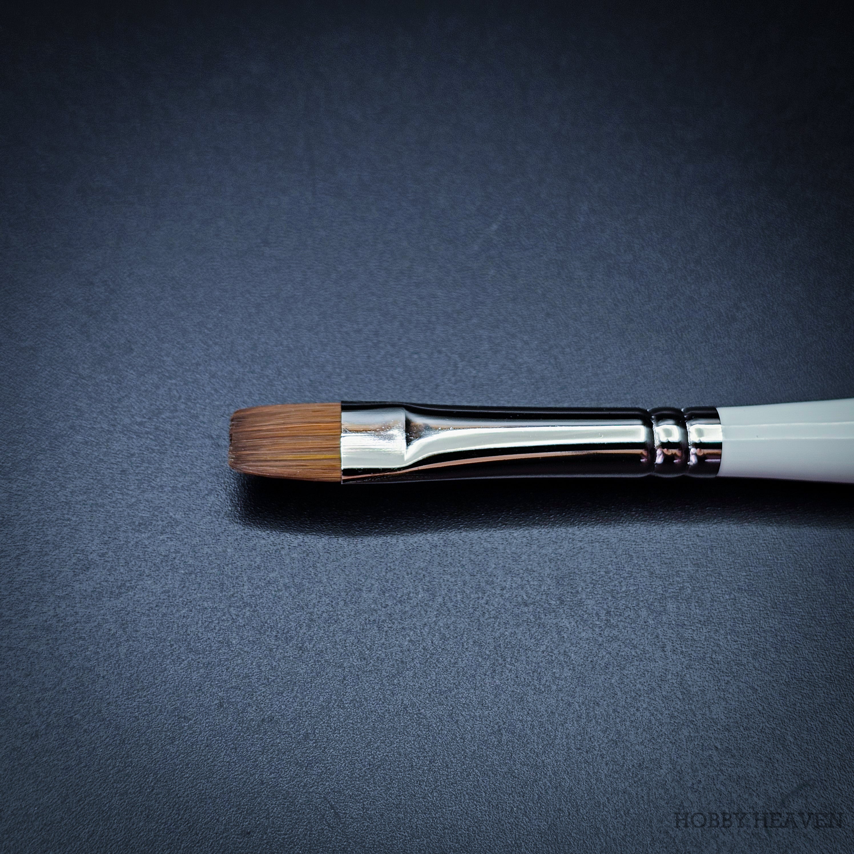 Close-up of R20 Red Dot short flat brush head showing the squared synthetic bristle edge