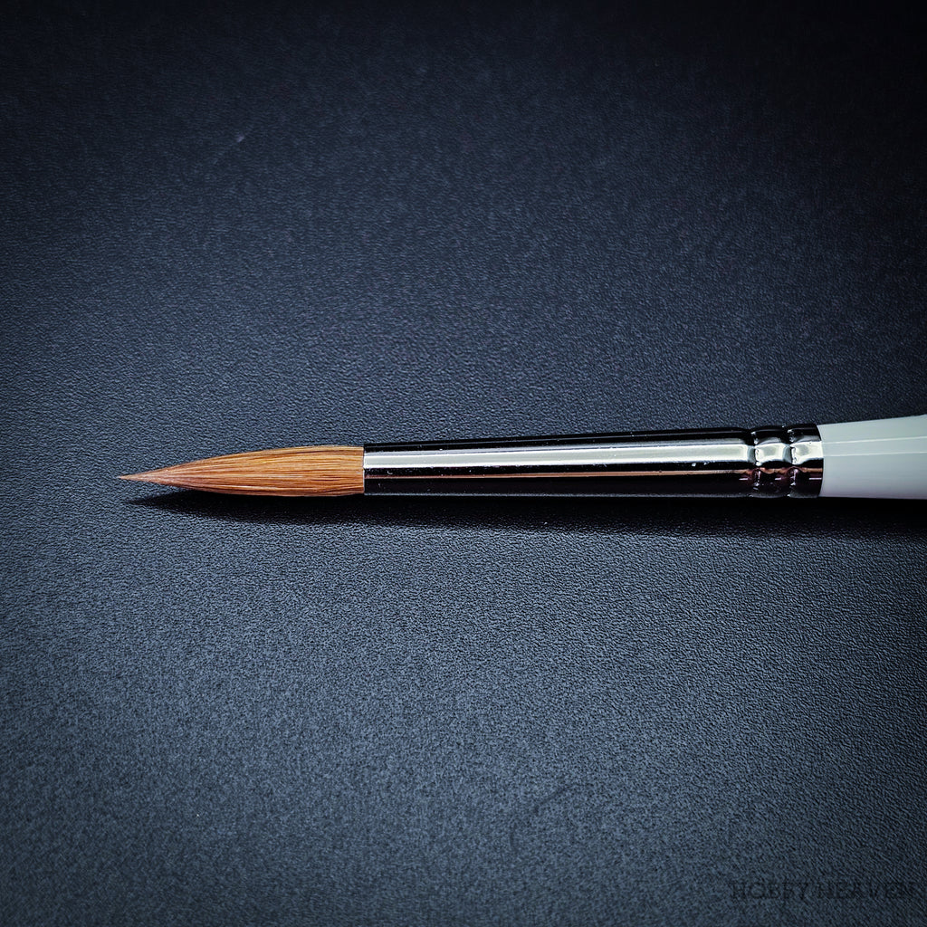 Close-up of R1 Kolinsky sable pointed round brush head showing the naturally tapered fine point