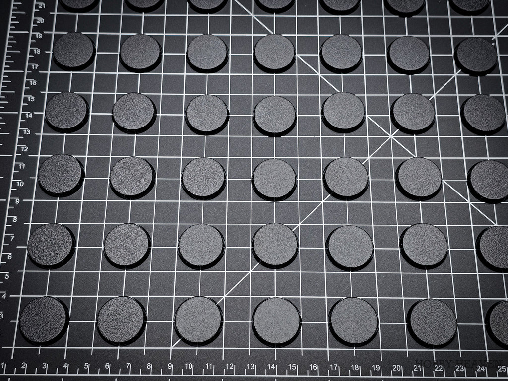 Set of 25mm round ABS plastic bases arranged in a grid, perfect for Warhammer 40k miniatures.