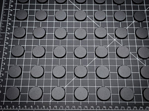 Set of 25mm round ABS plastic bases arranged in a grid, perfect for Warhammer 40k miniatures.