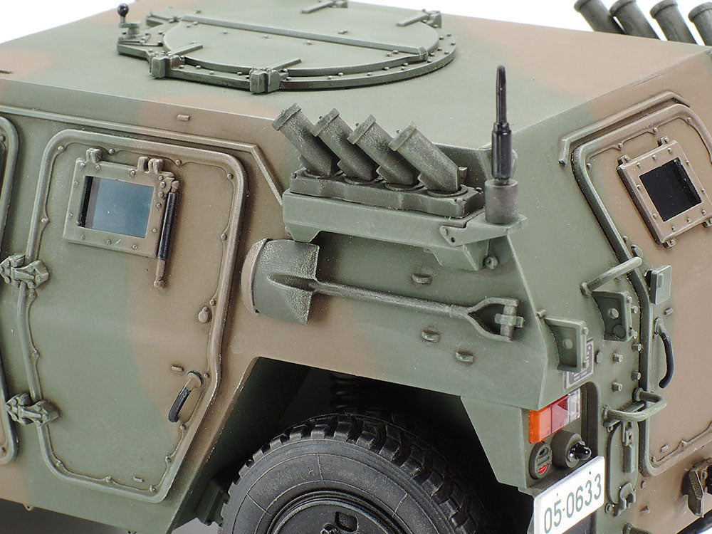 Close-up of the side window frames, antenna and rear brackets