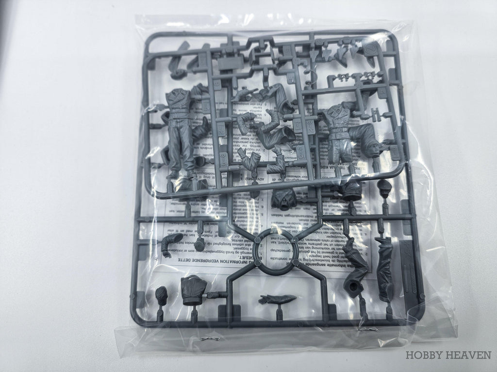 Tamiya 1/35 German Tank Crew At Rest 35201