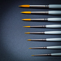 Pro Arte Masterstroke Series 60 Prolon Round Brushes – Overview of all available sizes (close-up) against black background.
