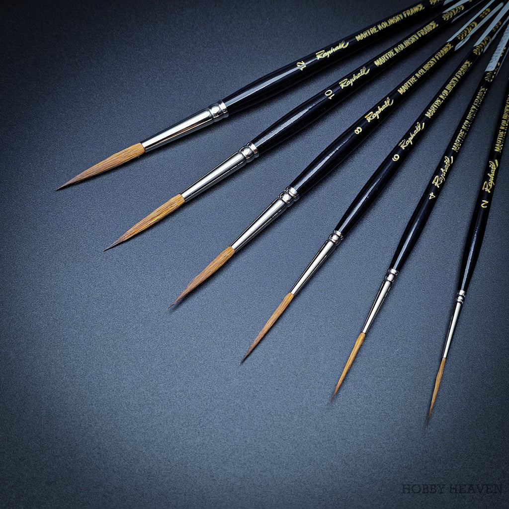 Raphael Kolinsky Sable Brush 88026 – Collection of all sizes (close-up) on black background.