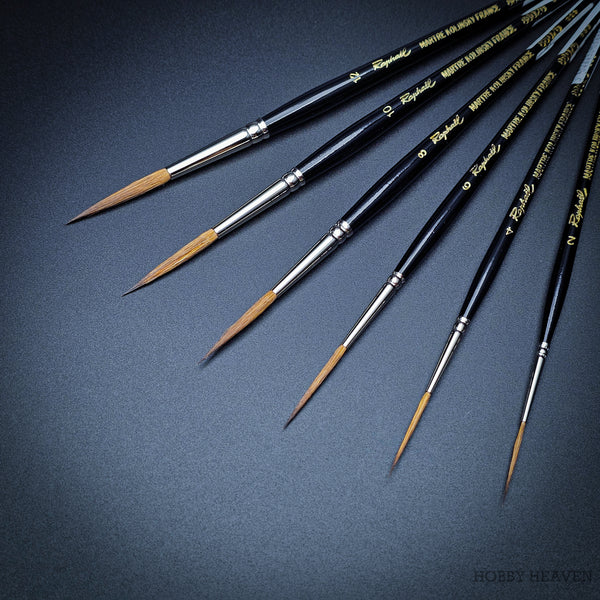 Raphael Kolinsky Sable Brush 88026 – Collection of all sizes (close-up) on black background.