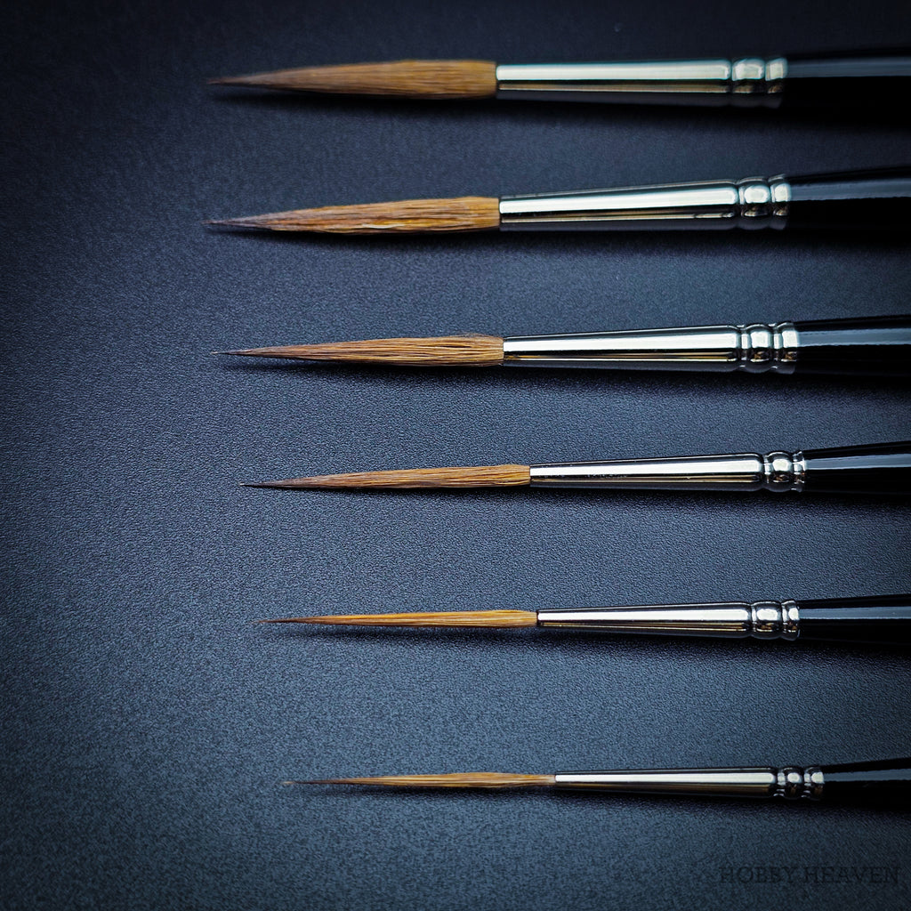 Raphael Kolinsky Sable Brush 88026 – Overview of all available sizes (close-up) against black background.