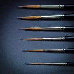 Raphael Kolinsky Sable Brush 88026 – Overview of all available sizes (close-up) against black background.