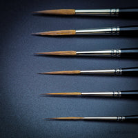 Raphael Kolinsky Sable Brush 88026 – Overview of all available sizes (close-up) against black background.
