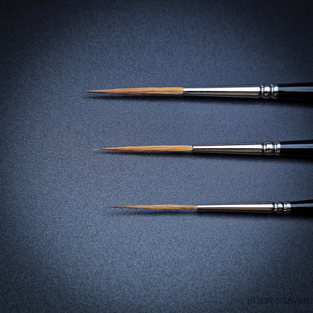 Raphael Kolinsky Sable Brush 88026 – Overview of all available sizes (close-up) against black background.