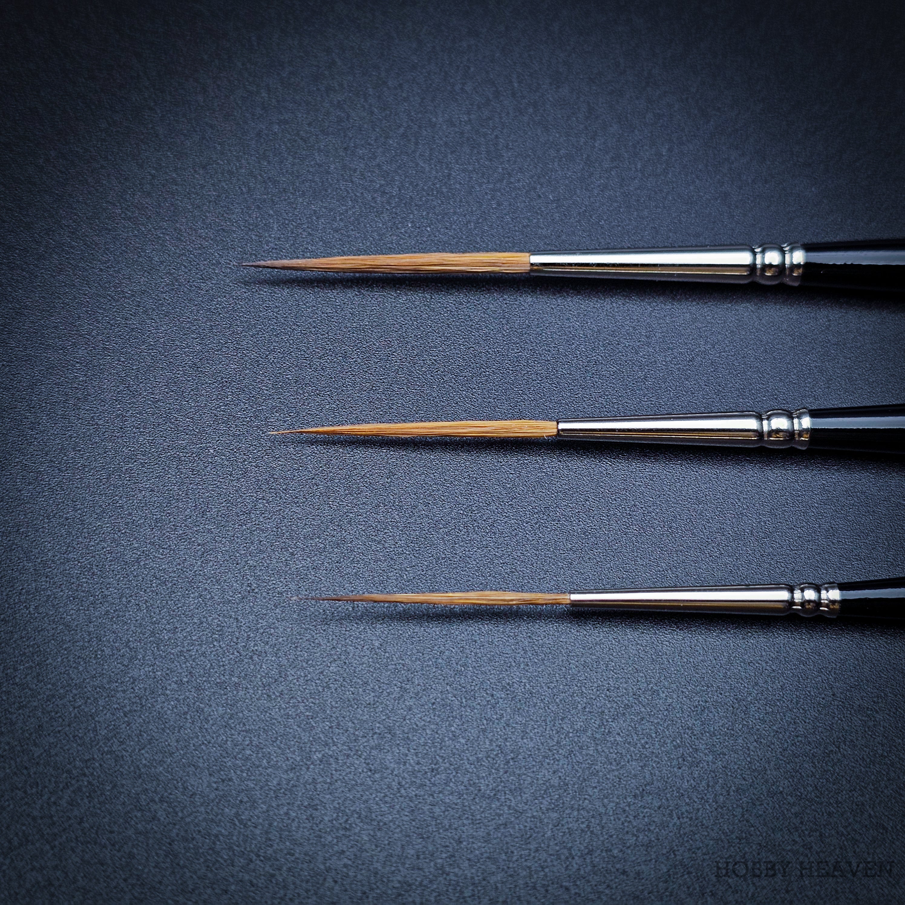 Raphael Kolinsky Sable Brush 88026 – Overview of all available sizes (close-up) against black background.