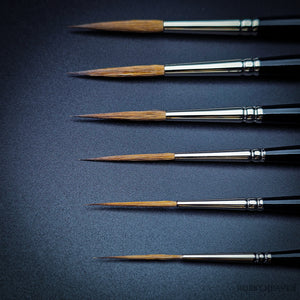 Raphael Kolinsky Sable Brush 88026 – Overview of all available sizes (close-up) against black background.