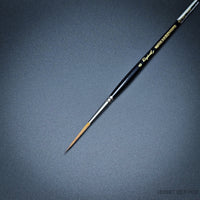Raphael Kolinsky Sable Brush 88026 – Close-up of size 6, fine detail long tip liner on black background.

