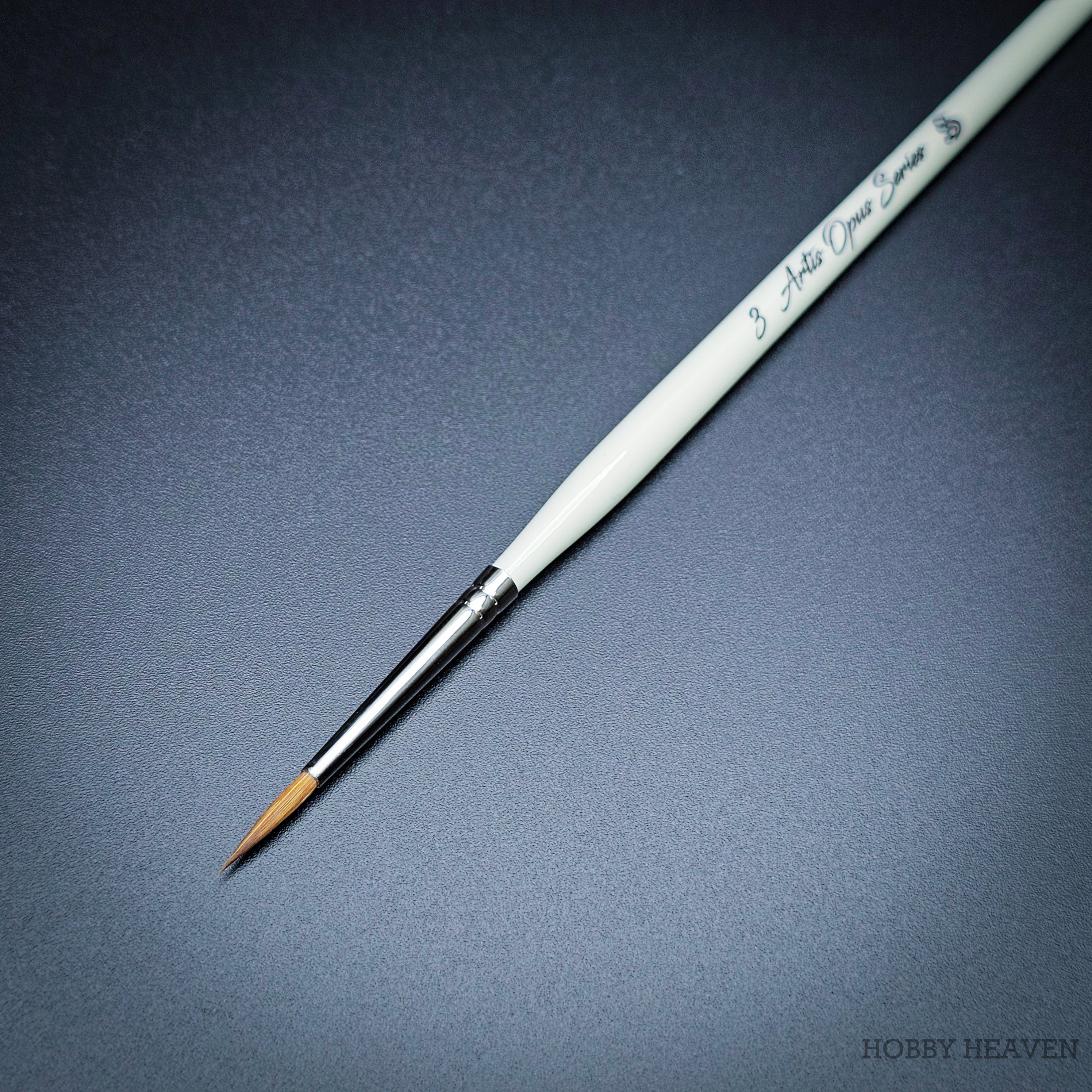 Artis Opus S Series S3 basecoating and glazing brush on black background