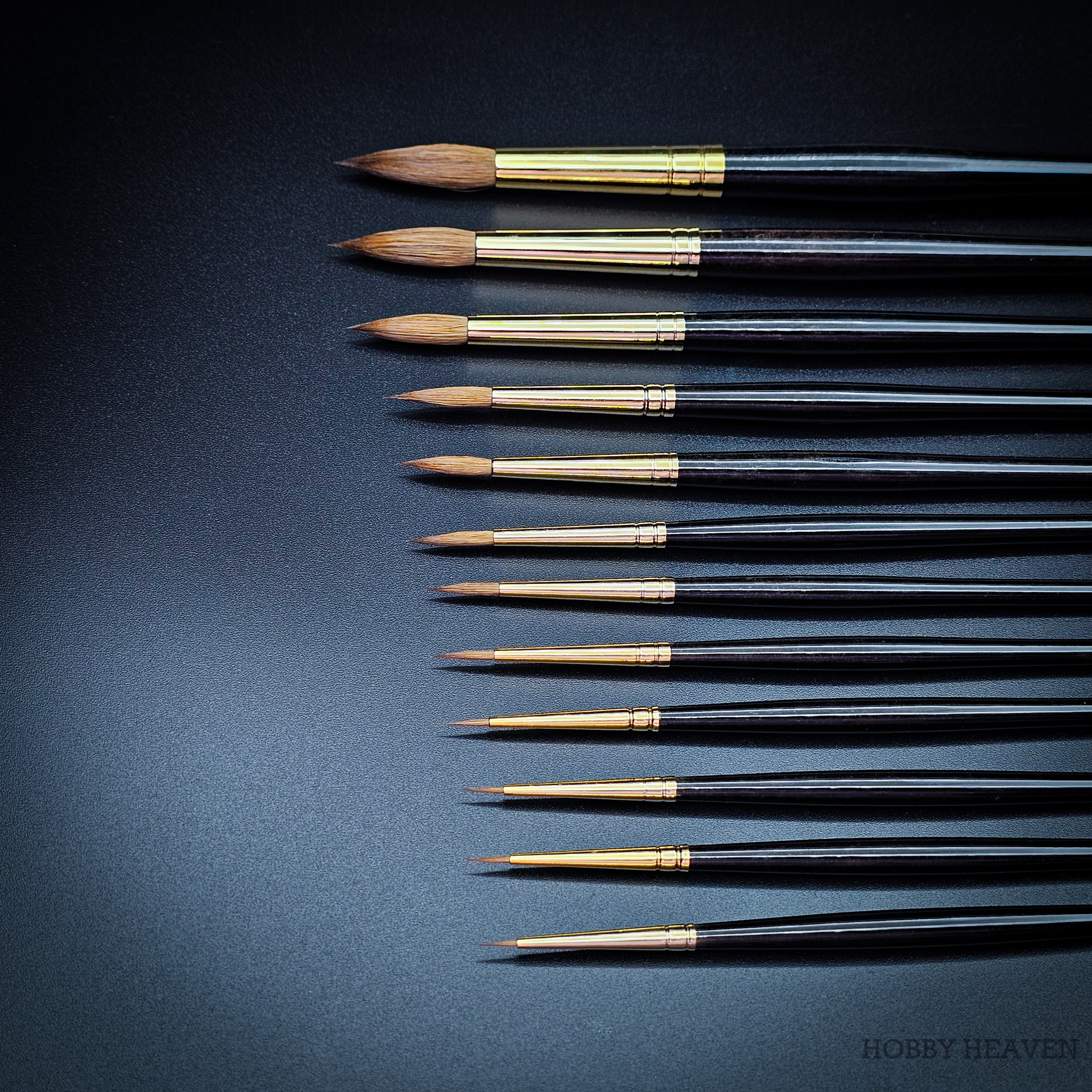 Close-up of da Vinci Harbin Kolinsky Series 1526Y round brush tips showing size comparison and fine points