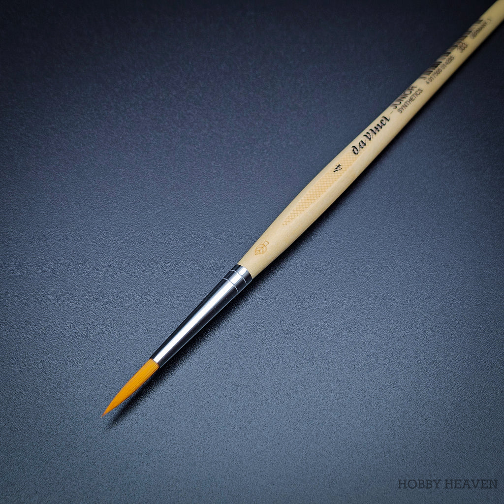 da Vinci Junior 4211 Round Brush (Size 4) on black background, showcasing its fine point for detailed work