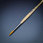 da Vinci Junior 4211 Round Brush (Size 4) on black background, showcasing its fine point for detailed work