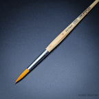 da Vinci Junior 4211 Round Brush (Size 8) on black background, showcasing its fine point for detailed work