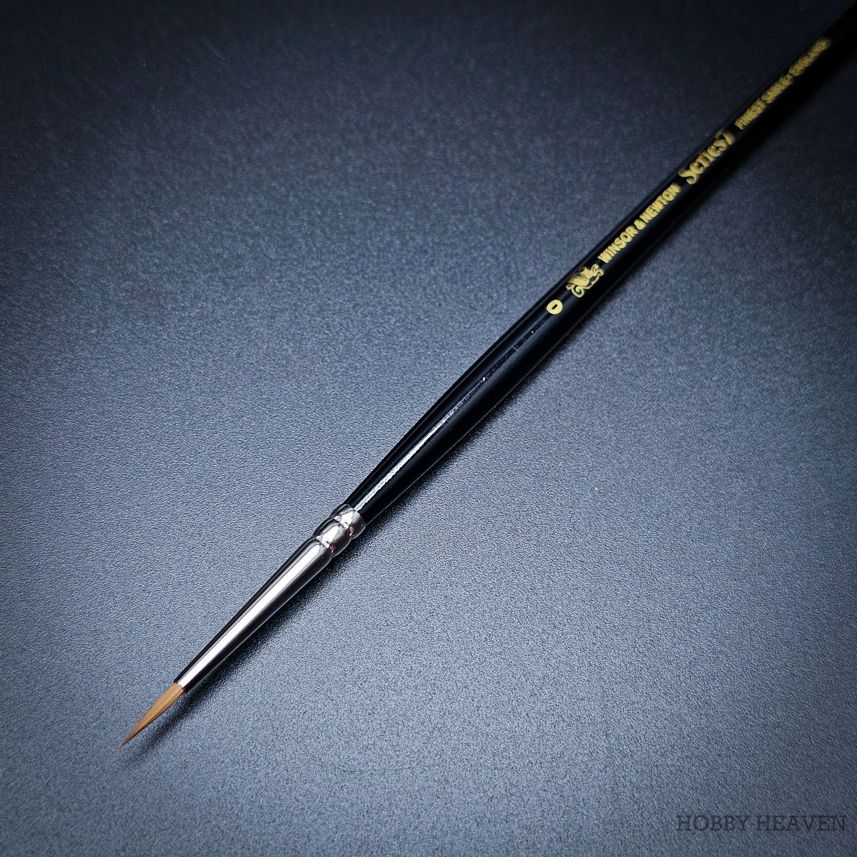 Fine detail Series 7 brush (0) showcased on ebony background