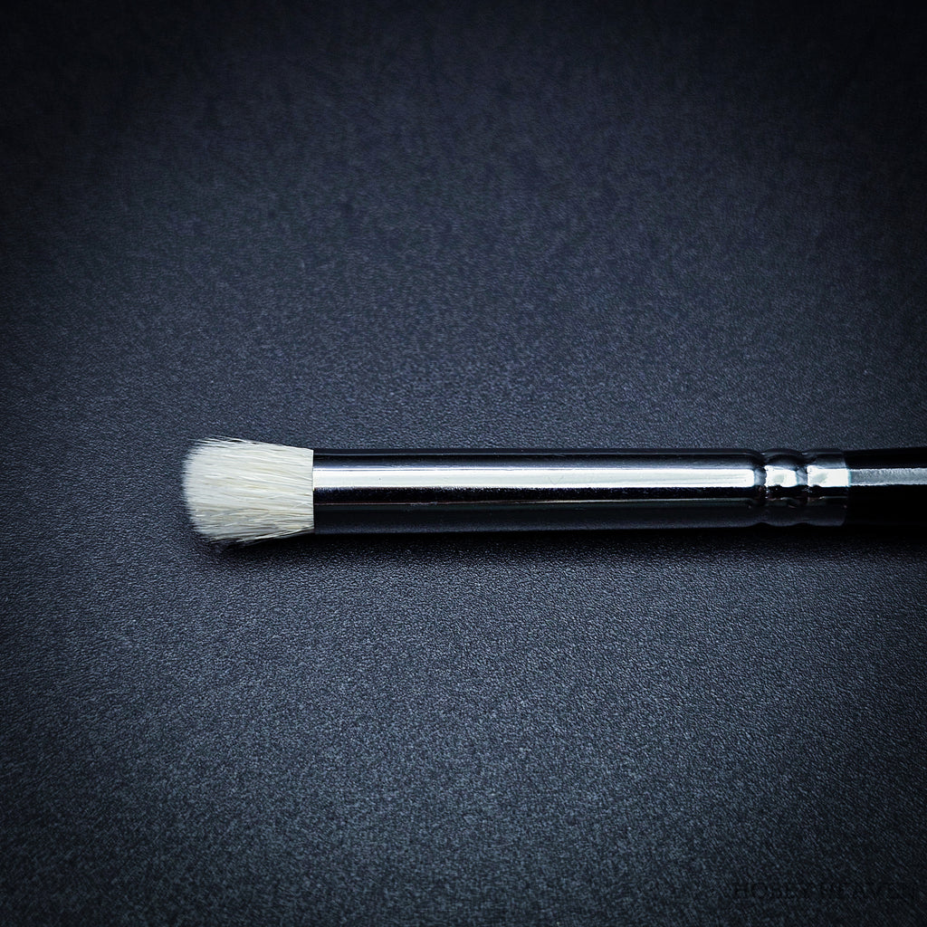 Medium size dry brush close-up showing rounded goat hair bristles for model painting highlights.
