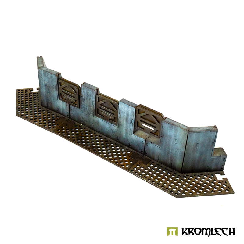 The 45° inner wall set at a low angle, the floor plate running the full length