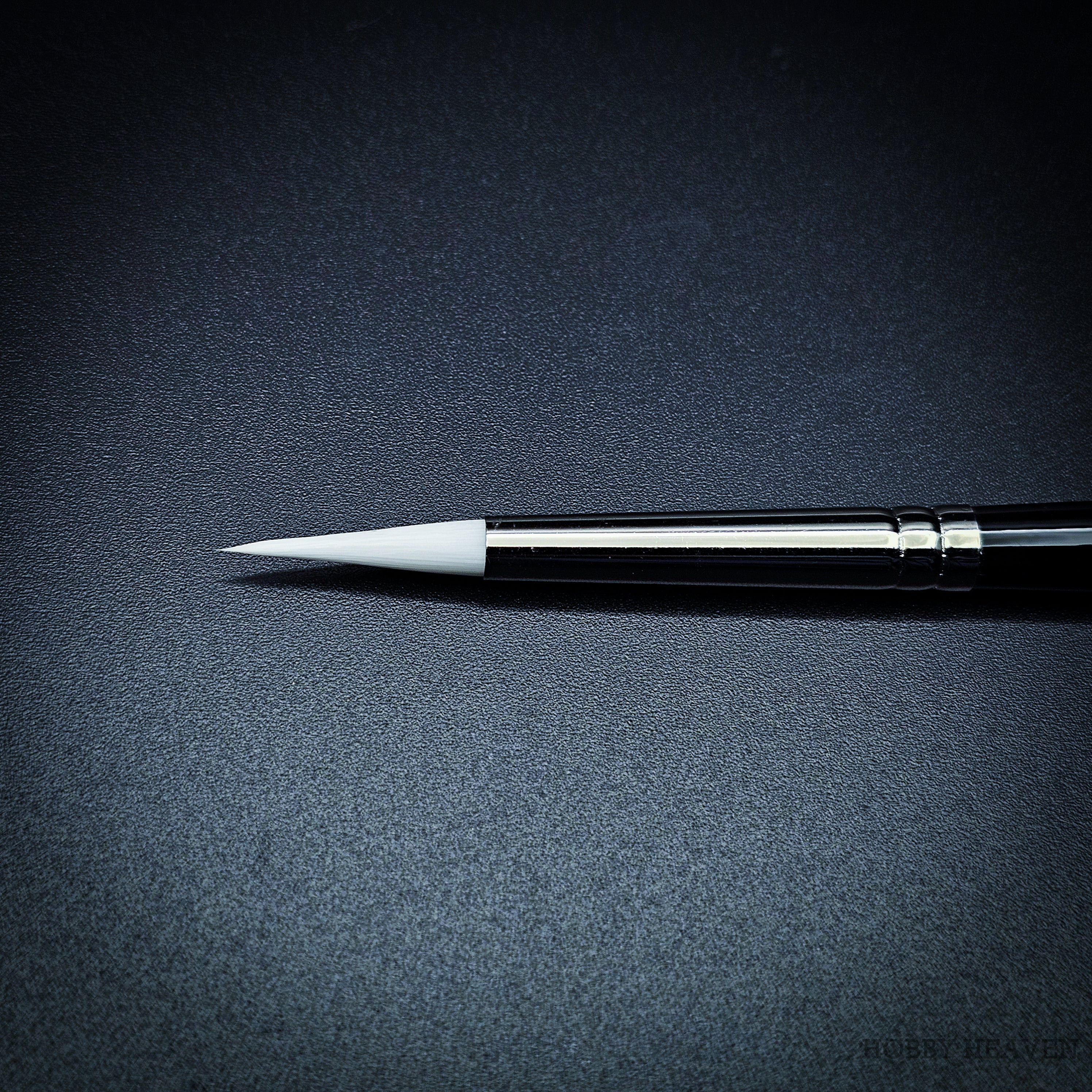 Close-up of Snowdrop size 8 long handle brush head