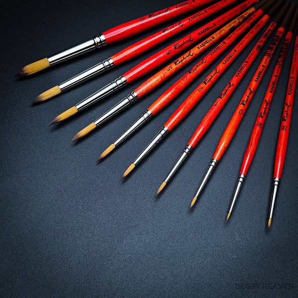 Raphael 8394 Kaerell round synthetic brushes arranged in a fan display showing multiple sizes