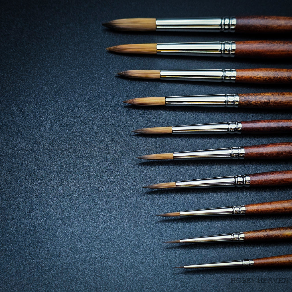 Raphael Precision 8504 synthetic Kolinsky brushes – close-up of pointed round tips in different sizes, professional watercolour detail brushes