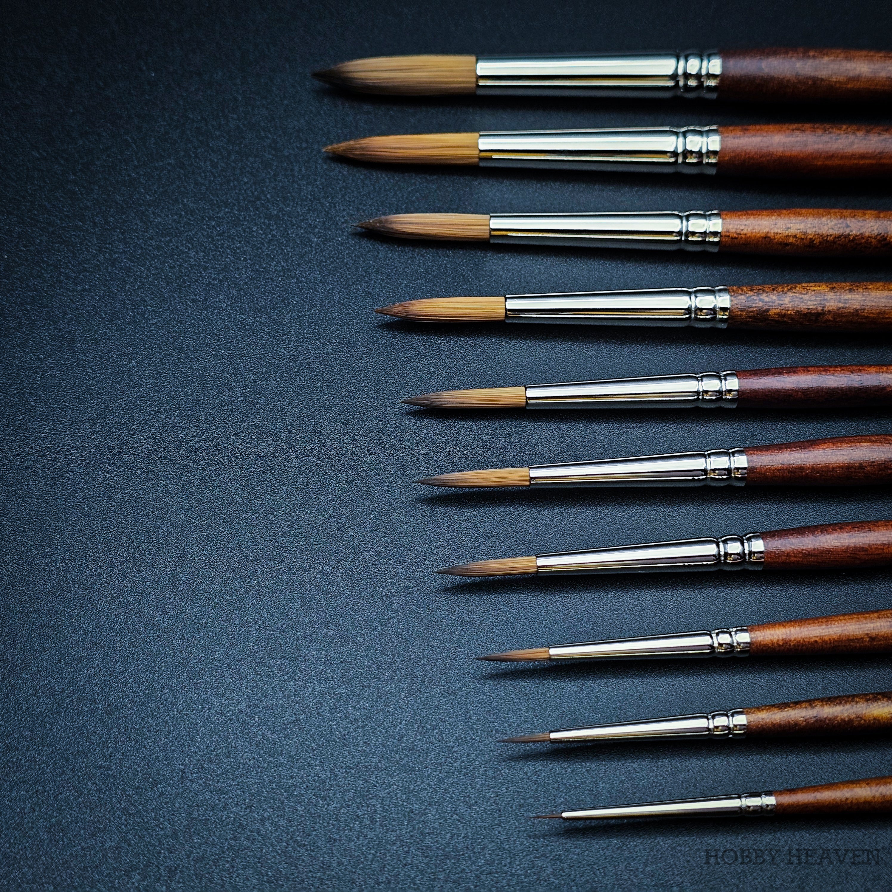 Raphael Precision 8504 synthetic Kolinsky brushes – close-up of pointed round tips in different sizes, professional watercolour detail brushes