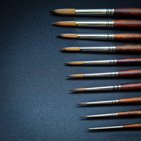 Raphael Precision 8504 synthetic Kolinsky brushes – close-up of pointed round tips in different sizes, professional watercolour detail brushes
