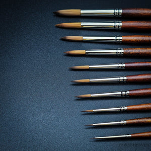 Raphael Precision 8504 synthetic Kolinsky brushes – close-up of pointed round tips in different sizes, professional watercolour detail brushes