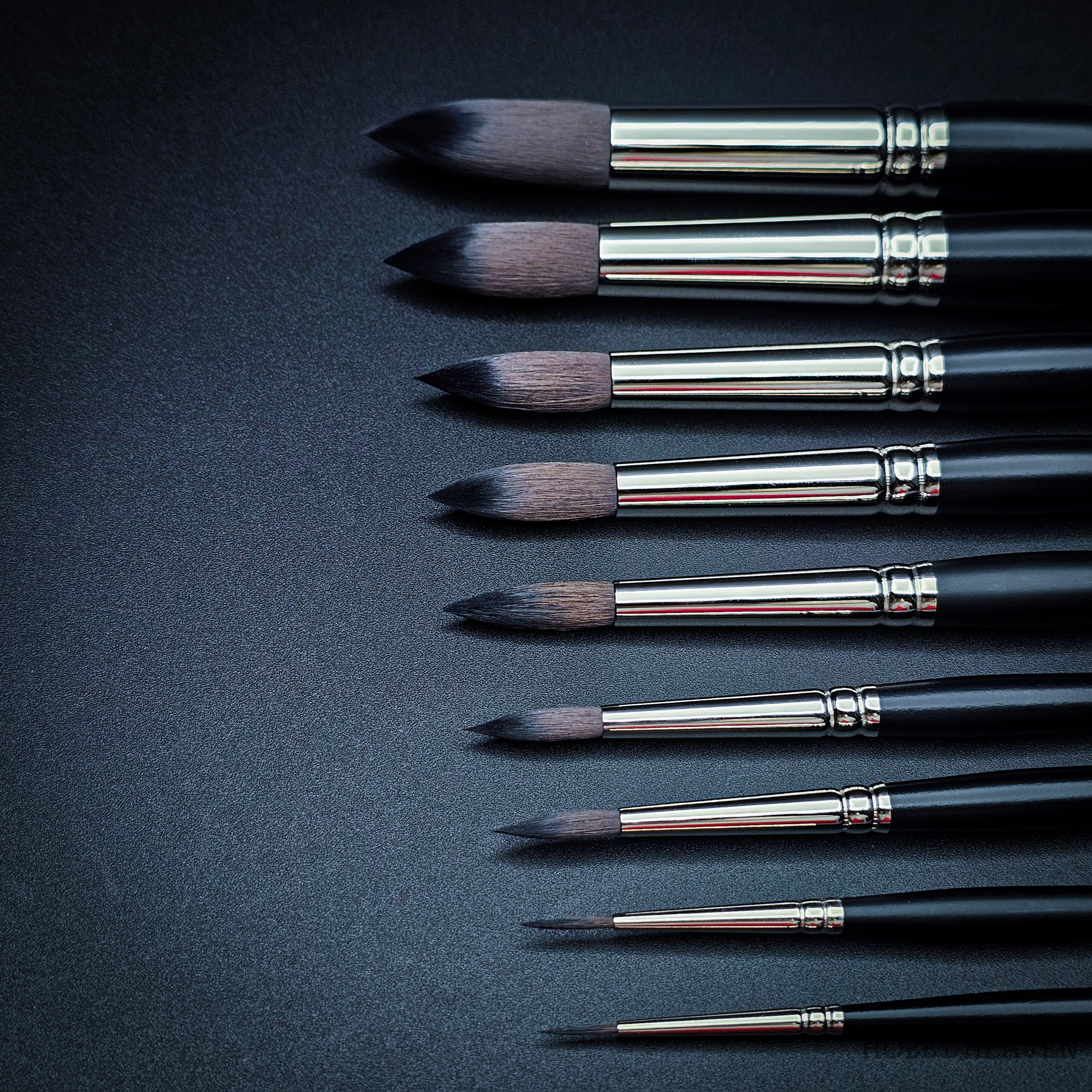 Raphaël Softaqua 845 round watercolour brush size comparison showing different diameters and tip shapes