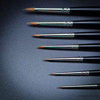 Range of Series 7 brush sizes showcased against dark backdrop, from smallest to largest
