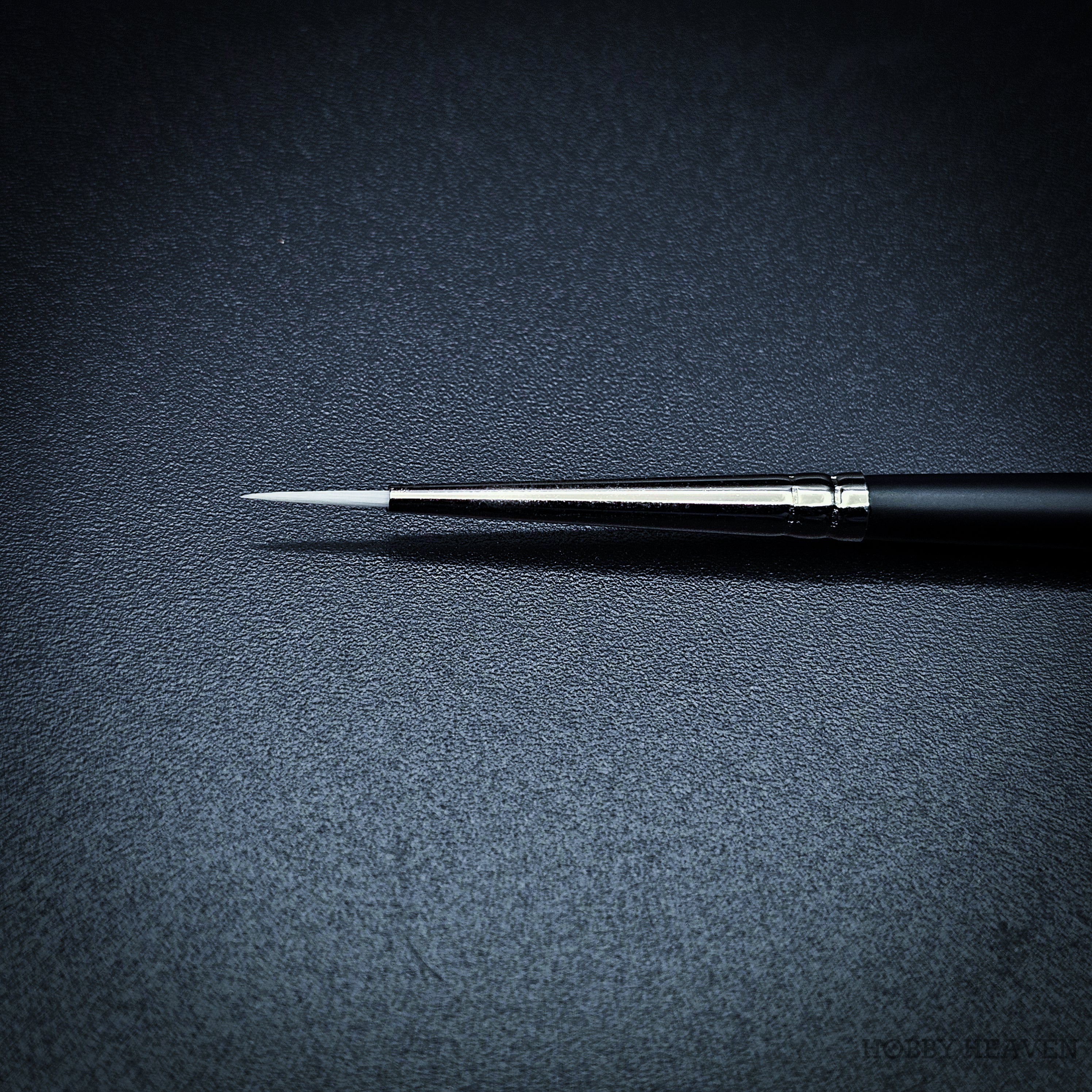 Close-up of Snowdrop size 0 brush head showing the fine white taklon point