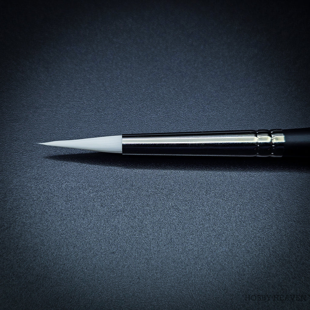 Close-up of Snowdrop size 8 brush head showing the white taklon point